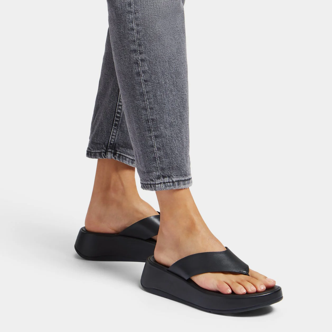 FitFlop F-mode Leather Flatform Black Toe Post Sandals V1 - Image 2