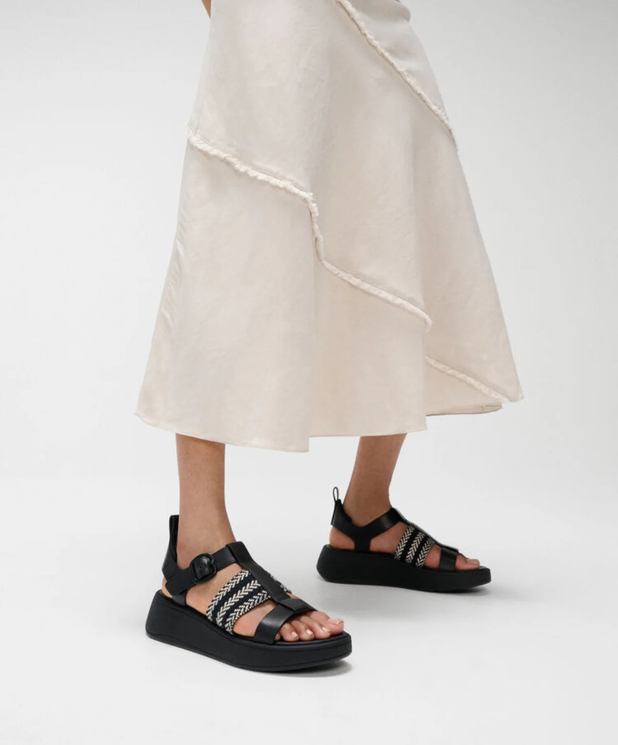 FitFlop F-Mode V-Weave Leather Fisherman Sandal Black Mix - Image 3