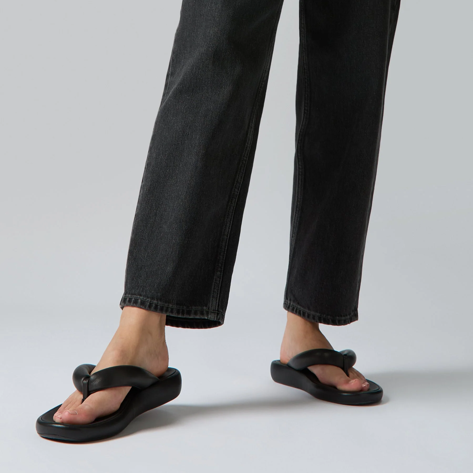 FitFlop iQushion D-Luxe Padded Leather Flip Flops Black - Image 3