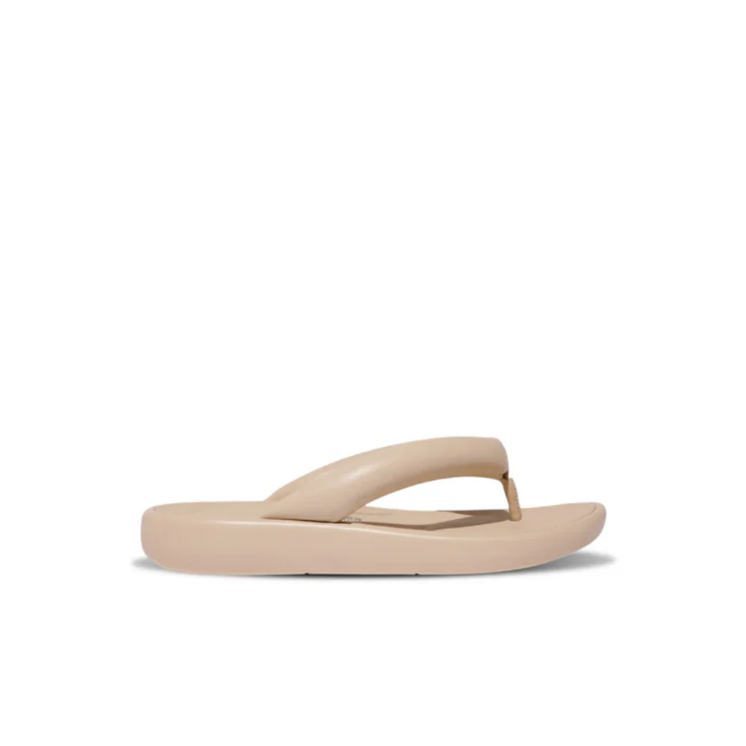 FitFlop iQushion D-Luxe Padded Leather Flip Flops Stone Beige