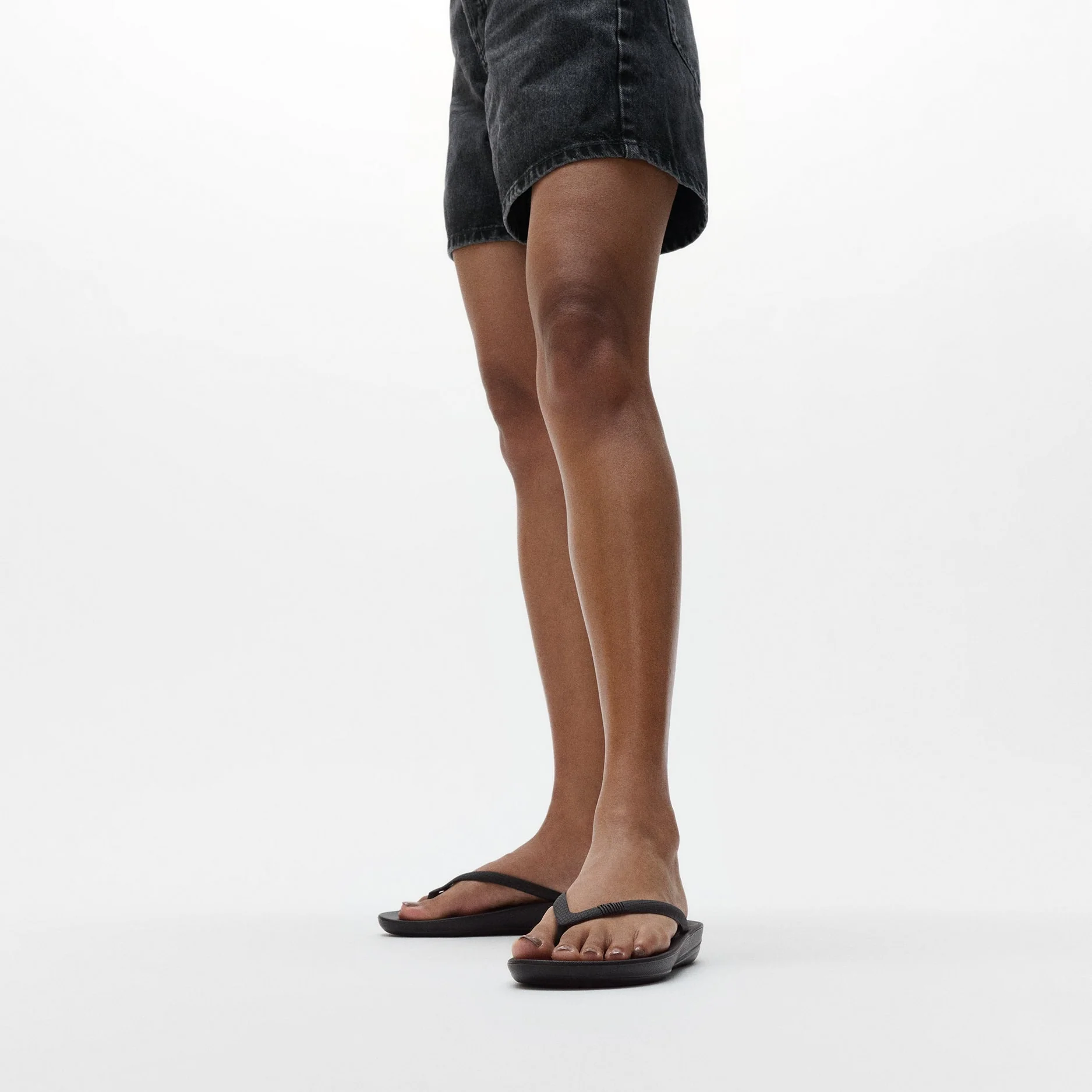FitFlop iQushion Ergonomic Thongs Black - Image 2